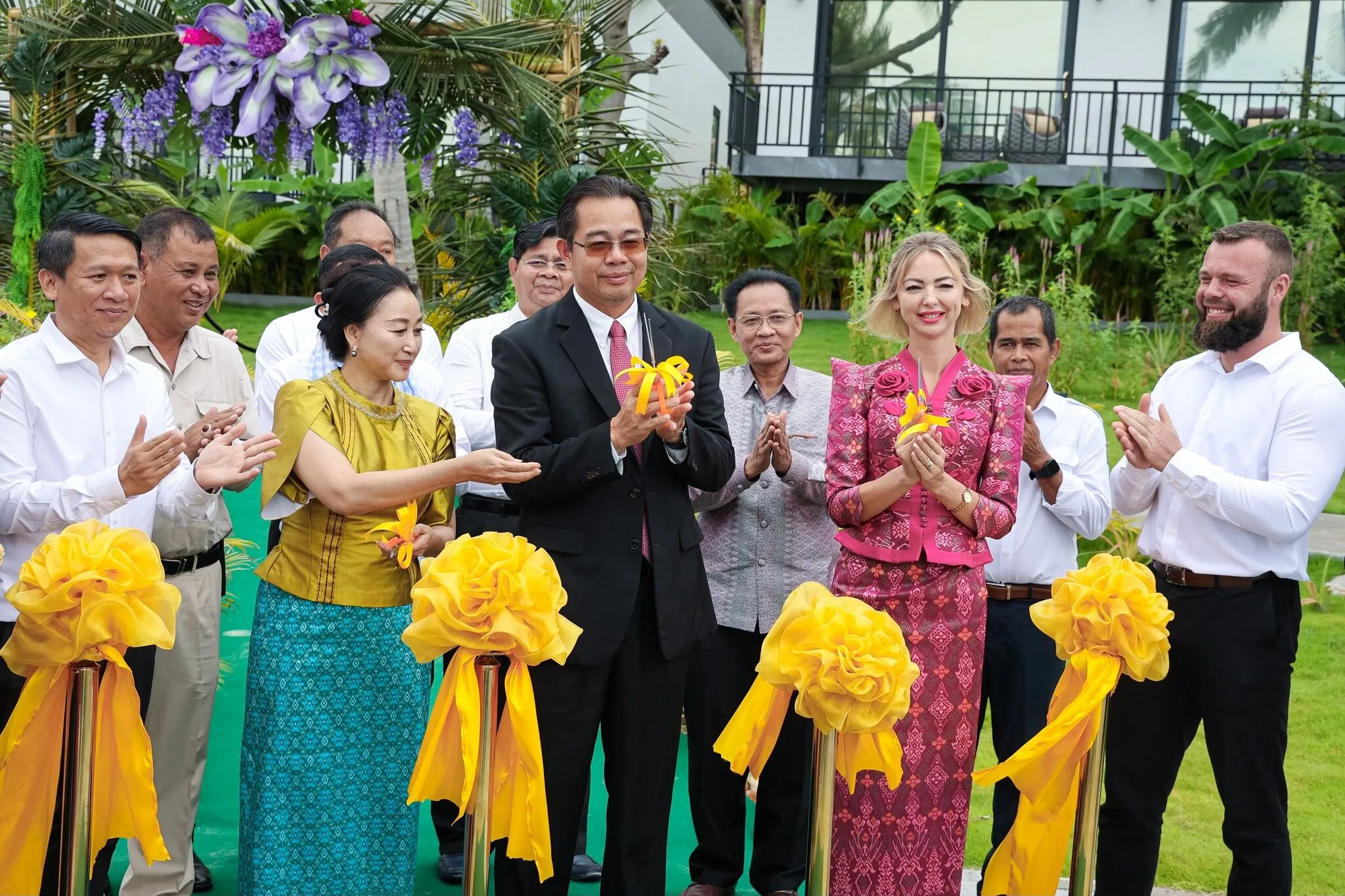 Uroczyste otwarcie Apsara Resort na Koh Rong, przecięcie wstęgi