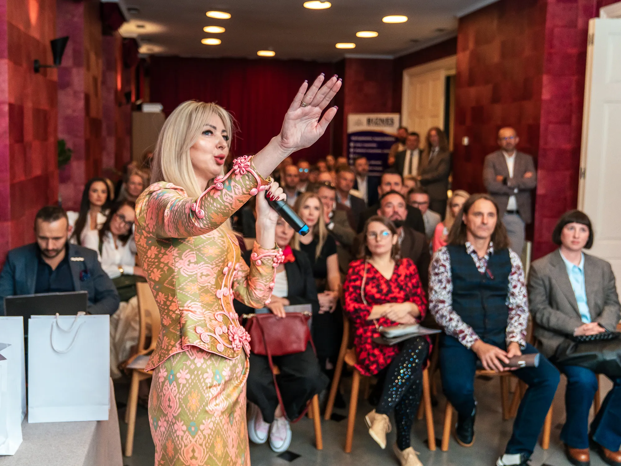 Iwona Kmiecik z mikrofonem podczas wystąpienia